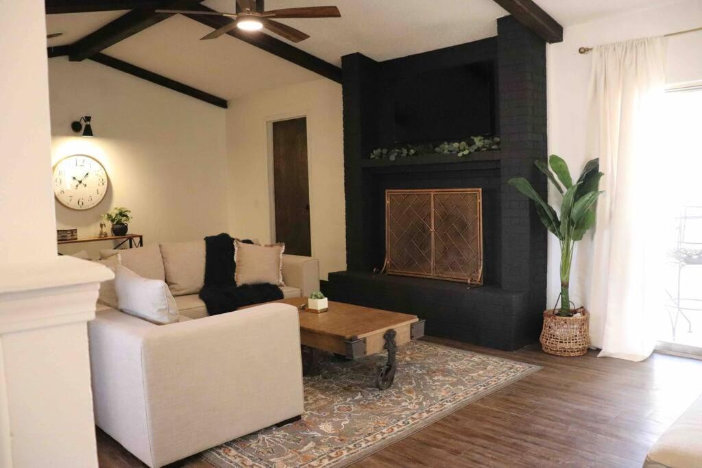 By Hwy, 3/2 , Sleeps Large Group Palo Duro Fun Villa Amarillo Exterior photo